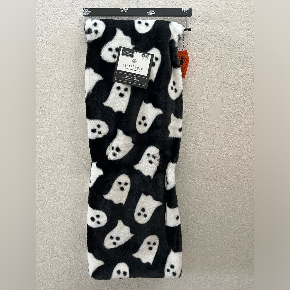 👻‎ Storehouse Faux Fur Oversized Ghost Throw Blanket 👻 NWT